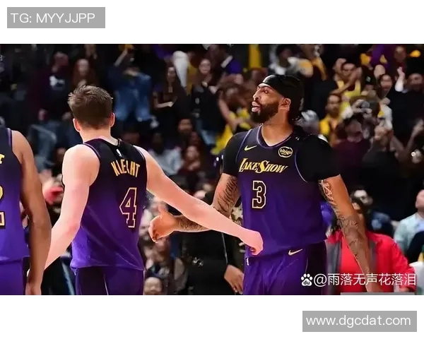 勇士与湖人激战再续腾讯直播精彩对决引发球迷热议