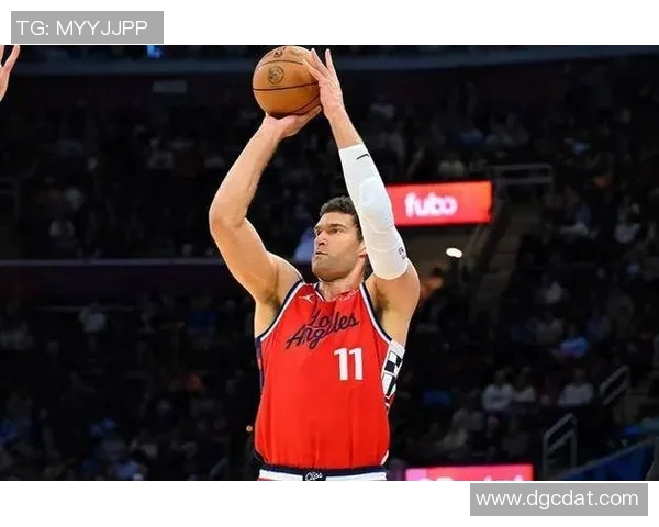 布鲁克洛佩斯：从NBA巨星到篮球战术的多面手